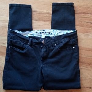 Rue 21 98% cotton black nice Capri pants. Good con